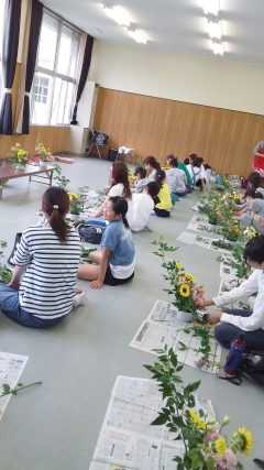 『食育』ならぬ『花育』を目的のアレンジ教室を、能登町　松波小学校で開催しました
